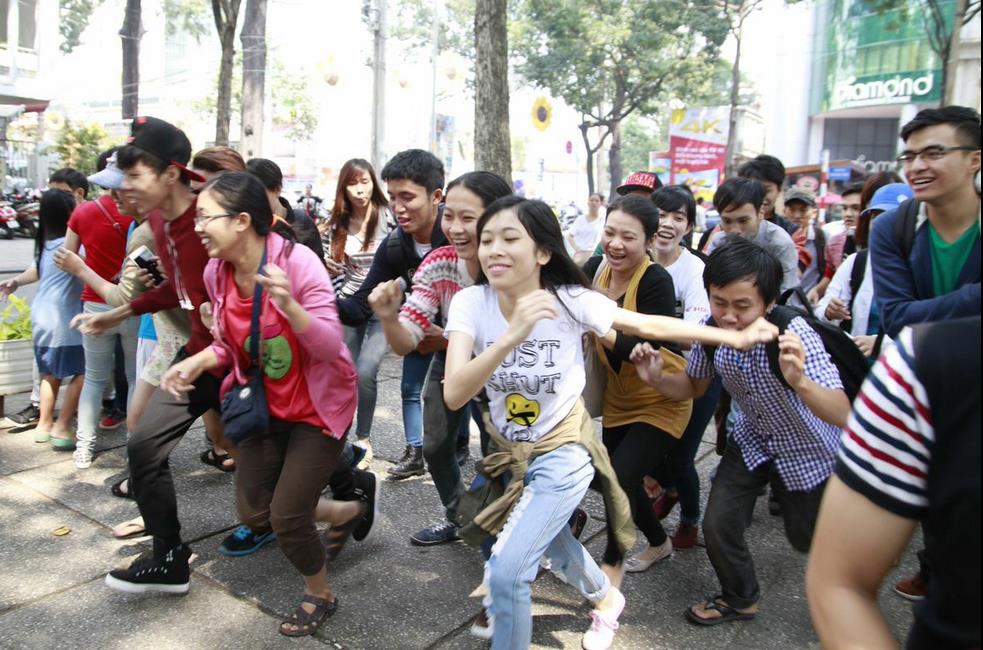 Náo nhiệt hình ảnh hàng trăm bạn trẻ đua nhau giải mật mã, "săn lì xì" 9