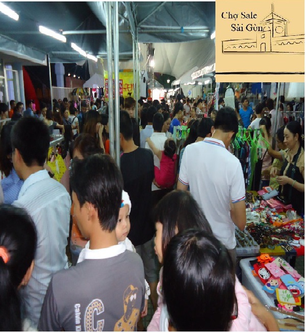Chợ Sale Sài Gòn – Ngày hội trăng rằm, tay cầm quà tặng 18