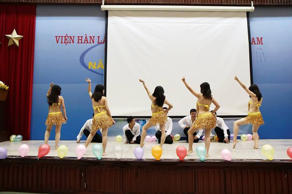 Đại học Việt Pháp bùng nổ cùng Chào tân sinh viên 2013 2
