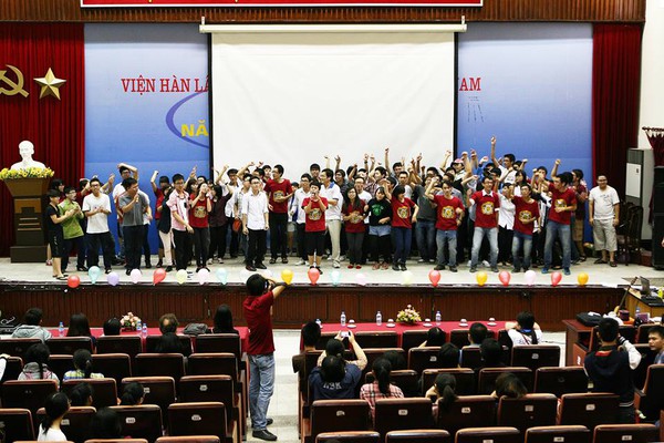Đại học Việt Pháp bùng nổ cùng Chào tân sinh viên 2013 7