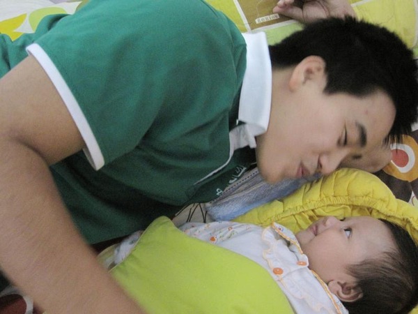 Khoảnh khắc đáng yêu của bé “Trong Vòng Tay Cha” 3