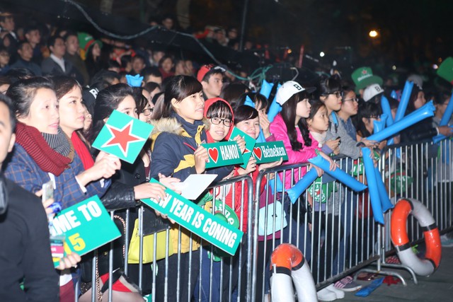 Giới trẻ h&agrave;o hứng đ&oacute;n năm mới 2015 tại Heineken Countdown 3