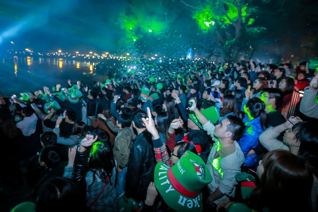 Giới trẻ h&agrave;o hứng đ&oacute;n năm mới 2015 tại Heineken Countdown 8