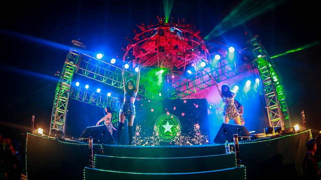 Giới trẻ h&agrave;o hứng đ&oacute;n năm mới 2015 tại Heineken Countdown 11