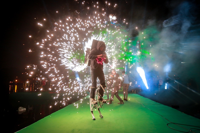 Giới trẻ h&agrave;o hứng đ&oacute;n năm mới 2015 tại Heineken Countdown 16