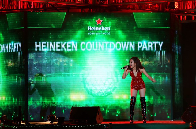 Giới trẻ h&agrave;o hứng đ&oacute;n năm mới 2015 tại Heineken Countdown 17