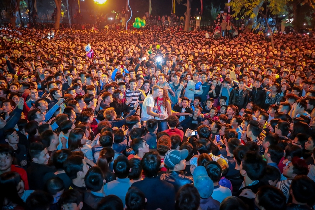 Giới trẻ h&agrave;o hứng đ&oacute;n năm mới 2015 tại Heineken Countdown 19