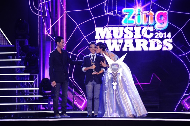 Bích Phương lập hattrick tại Zing Music Awards 2