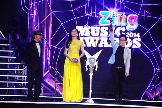 Bích Phương lập hattrick tại Zing Music Awards 4