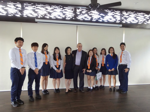 Cựu đại sứ Mỹ trò chuyện với học sinh Việt Nam về vấn đề du học 1