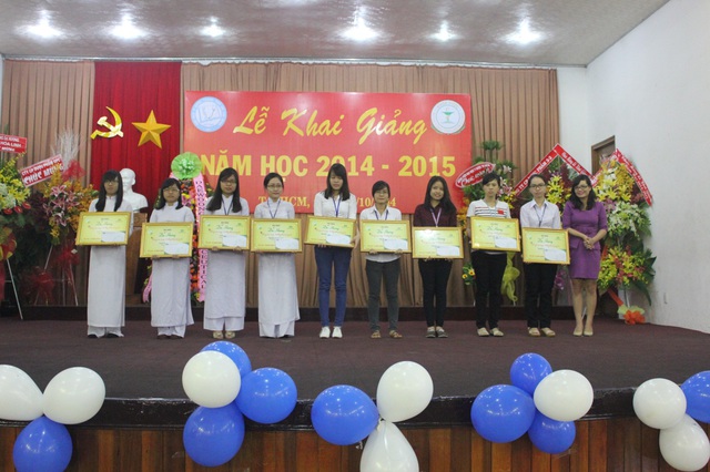 Trao học bổng cho 9 nữ sinh xuất sắc tại Đại học Y Dược TP.HCM 1