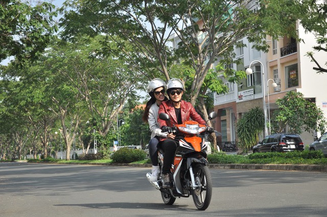 Bắt gặp Ông Cao Thắng đi xe máy cùng Đông Nhi dạo phố Phú Mỹ Hưng 5