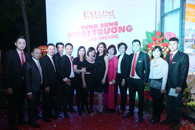 Hoàng Thùy Linh trẻ trung dự lễ khai trương Eveline 6
