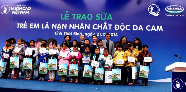Quỹ sữa “Vươn cao Việt Nam” đến với trẻ em nhiễm chất độc da cam Thái Bình 1