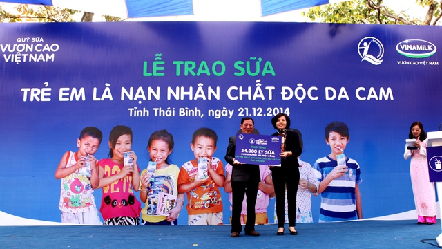Quỹ sữa “Vươn cao Việt Nam” đến với trẻ em nhiễm chất độc da cam Thái Bình 2