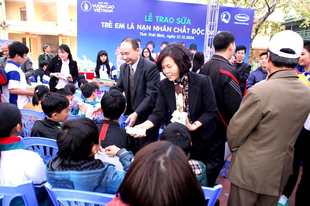 Quỹ sữa “Vươn cao Việt Nam” đến với trẻ em nhiễm chất độc da cam Thái Bình 3