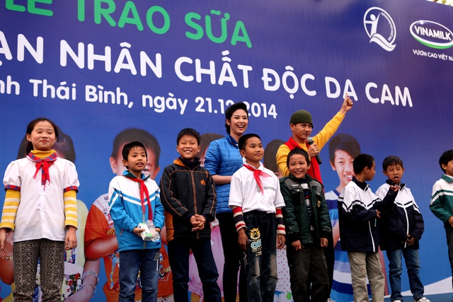 Quỹ sữa “Vươn cao Việt Nam” đến với trẻ em nhiễm chất độc da cam Thái Bình 4