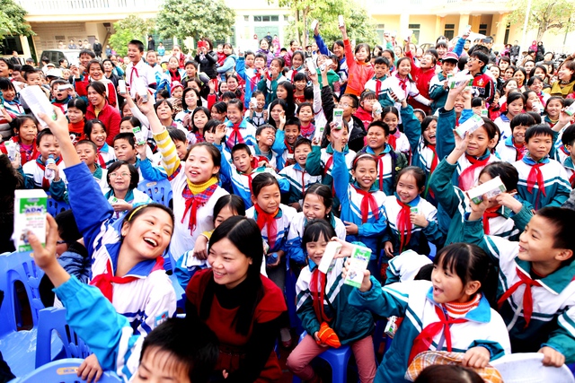 Quỹ sữa “Vươn cao Việt Nam” đến với trẻ em nhiễm chất độc da cam Thái Bình 6
