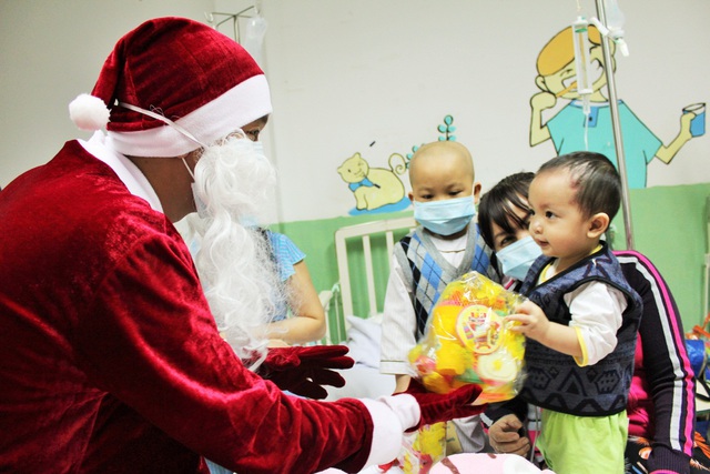 PSB College Việt Nam chia sẻ niềm vui Giáng sinh cùng bệnh nhi 3