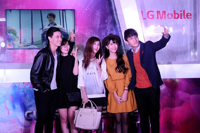 Hot teen Hà thành hào hứng selfie trong mô hình tàu vũ trụ LG 2