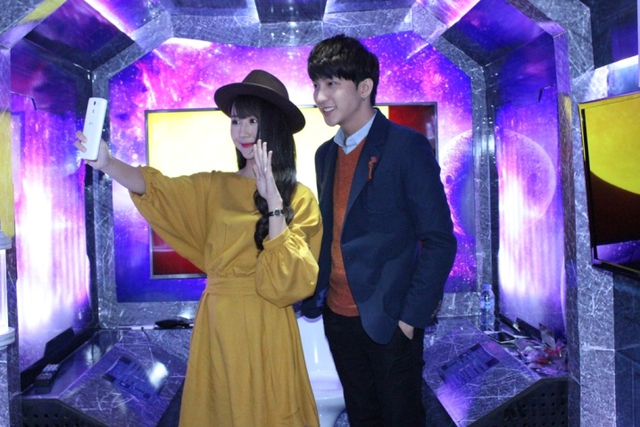 Hot teen Hà thành hào hứng selfie trong mô hình tàu vũ trụ LG 3