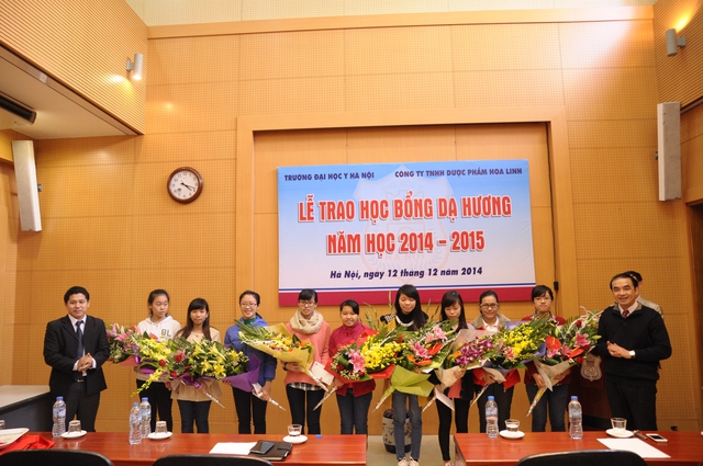 Trao học bổng cho nữ sinh ĐH Y Hà Nội năm học 2014 - 2015 1
