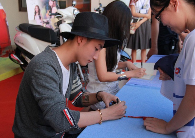 D&agrave;n sao "Ch&agrave;ng trai năm ấy" khuấy động trường ĐH T&ocirc;n Đức Thắng 1