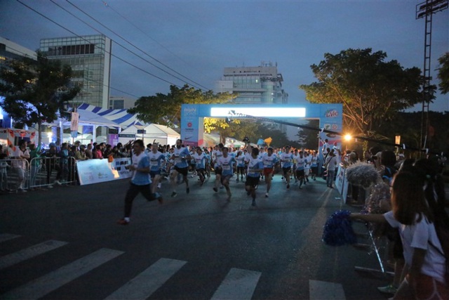 Hàng nghìn người "cháy hết mình" với HCMC Run 2015 3