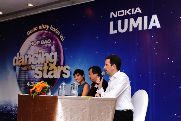 Bước nhảy ho&agrave;n vũ song h&agrave;nh c&ugrave;ng Lumia 920 1