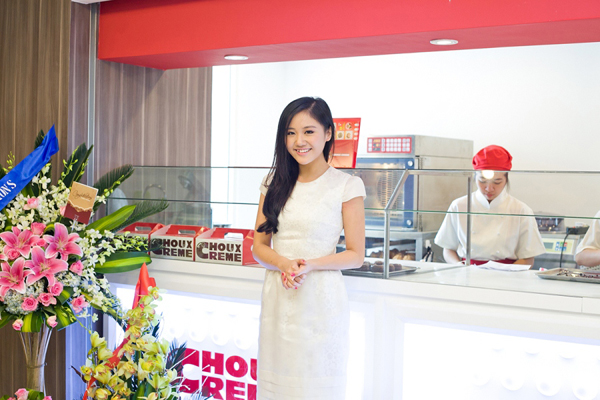 Văn Mai Hương, Linh Nga rạng rỡ ng&agrave;y cuối tuần 1