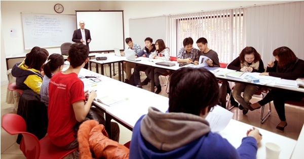 Ng&agrave;y hội tuyển sinh ĐH Anh Quốc h&uacute;t học sinh 2