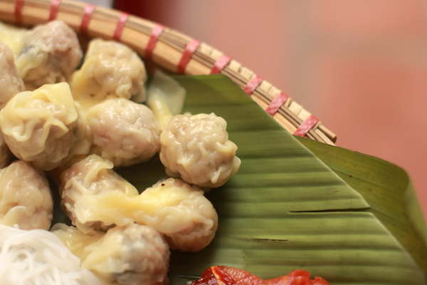 H&agrave; Nội: Đ&atilde; miệng m&oacute;n lẩu ốc với sủi cảo cực lạ 3