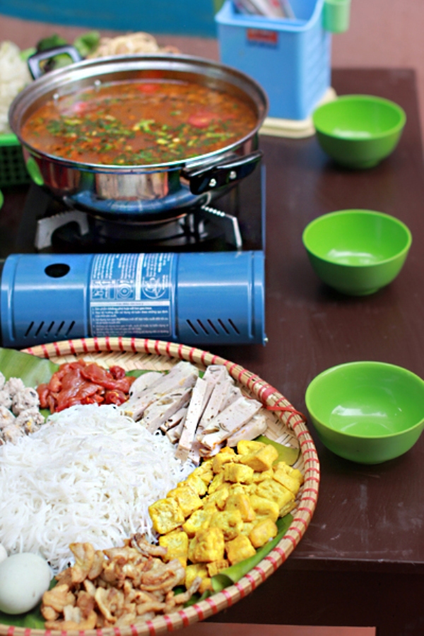 H&agrave; Nội: Đ&atilde; miệng m&oacute;n lẩu ốc với sủi cảo cực lạ 6