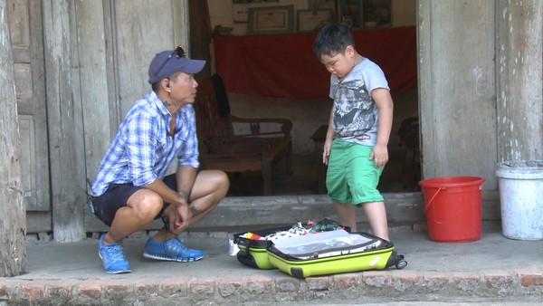 Bác Leng Keng phát hiện Bi có đồ chơi nên đã tịch thu vali.