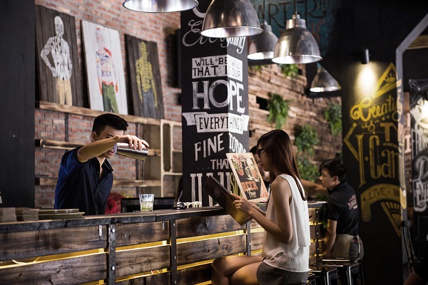 Không gian hài hoà của những thiết kế chữ đa dạng và ánh sáng dịu nhẹ Không gian hài hoà của những thiết kế chữ đa dạng và ánh sáng dịu nhẹ