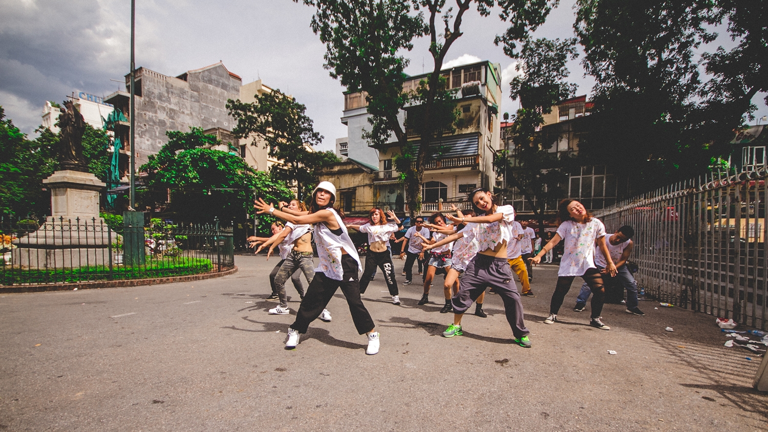 Giới trẻ H&agrave; th&agrave;nh đem Hip Hop kết hợp m&uacute;a sạp khuấy động năm mới - Ảnh 2.