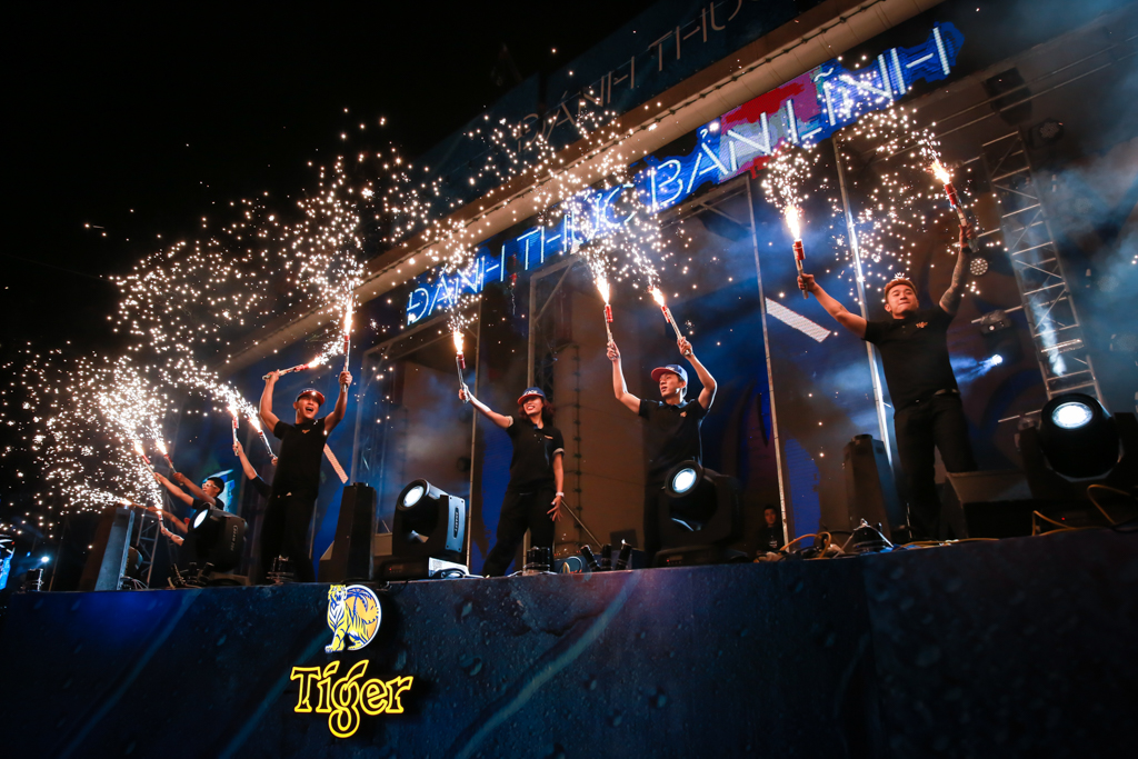 Giới trẻ H&agrave; th&agrave;nh đem Hip Hop kết hợp m&uacute;a sạp khuấy động năm mới - Ảnh 3.