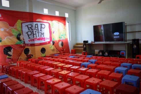 Rạp phim yêu thương mang niềm vui tới trẻ em vùng khó khăn - Ảnh 2.