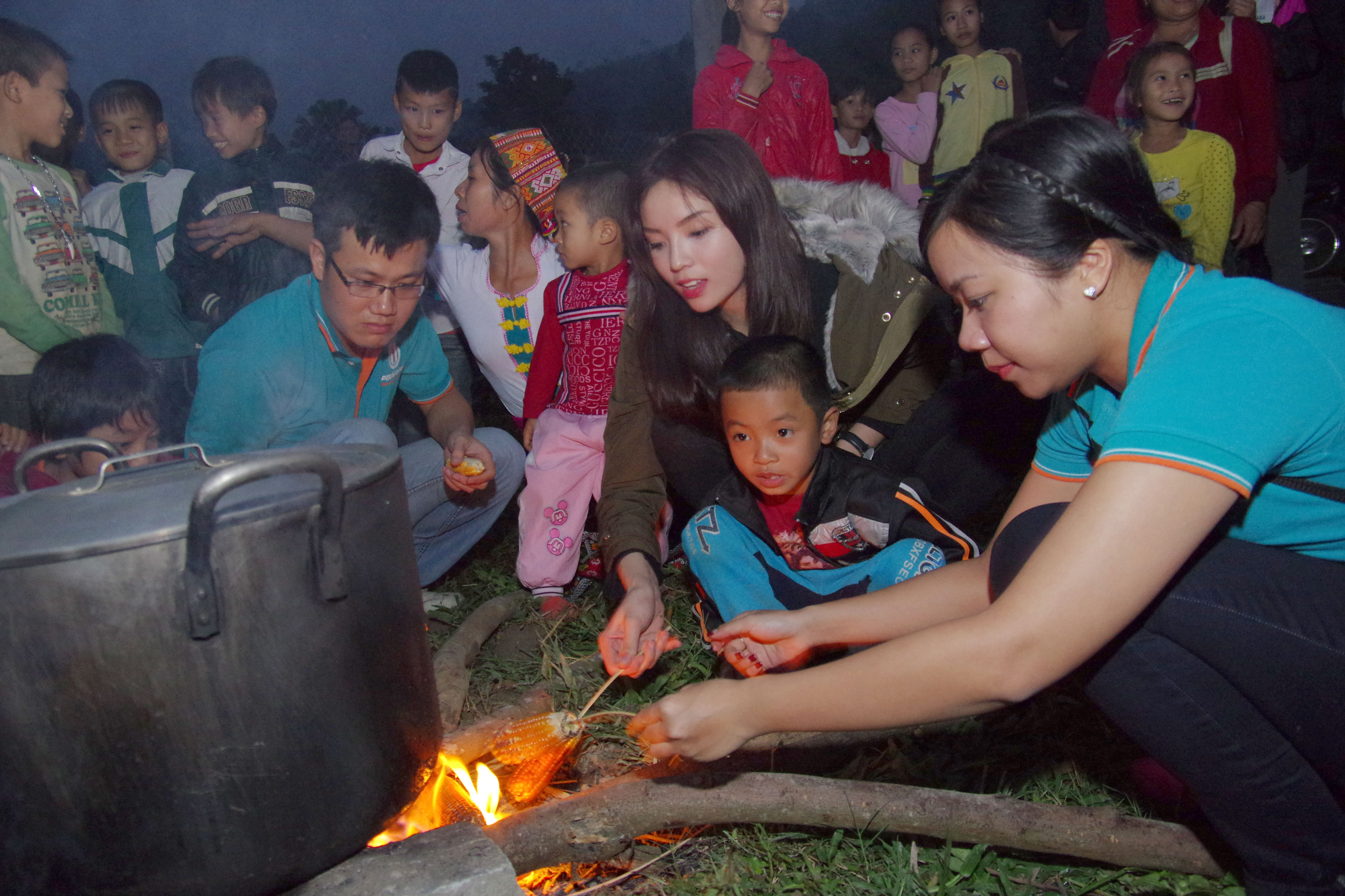 Kỳ Duy&ecirc;n thổi lửa, g&oacute;i b&aacute;nh Chưng tặng đồng b&agrave;o ngh&egrave;o người Th&aacute;i ở Con Cu&ocirc;ng - Ảnh 3.