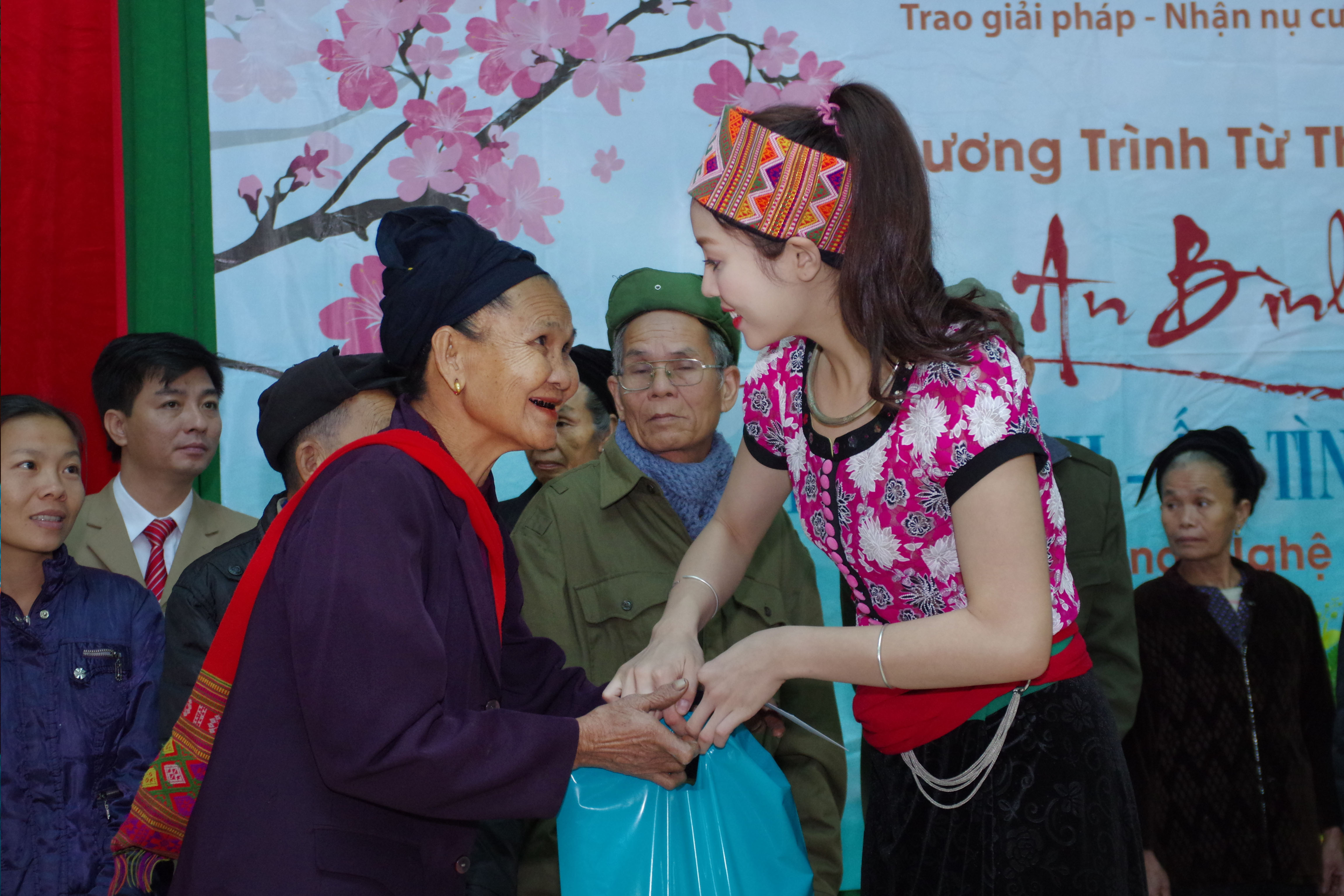 Kỳ Duy&ecirc;n thổi lửa, g&oacute;i b&aacute;nh Chưng tặng đồng b&agrave;o ngh&egrave;o người Th&aacute;i ở Con Cu&ocirc;ng - Ảnh 5.