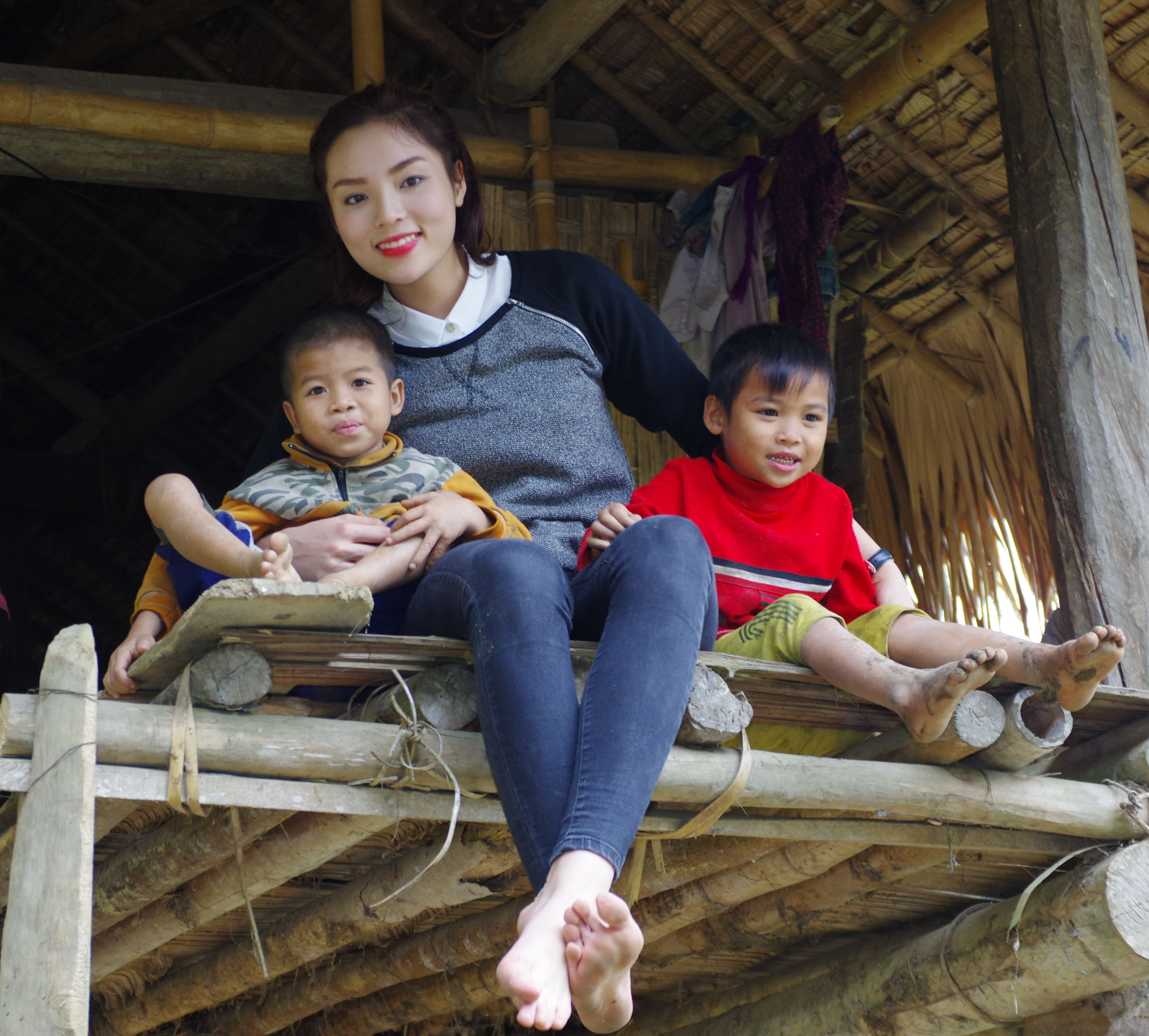 Kỳ Duy&ecirc;n thổi lửa, g&oacute;i b&aacute;nh Chưng tặng đồng b&agrave;o ngh&egrave;o người Th&aacute;i ở Con Cu&ocirc;ng - Ảnh 7.
