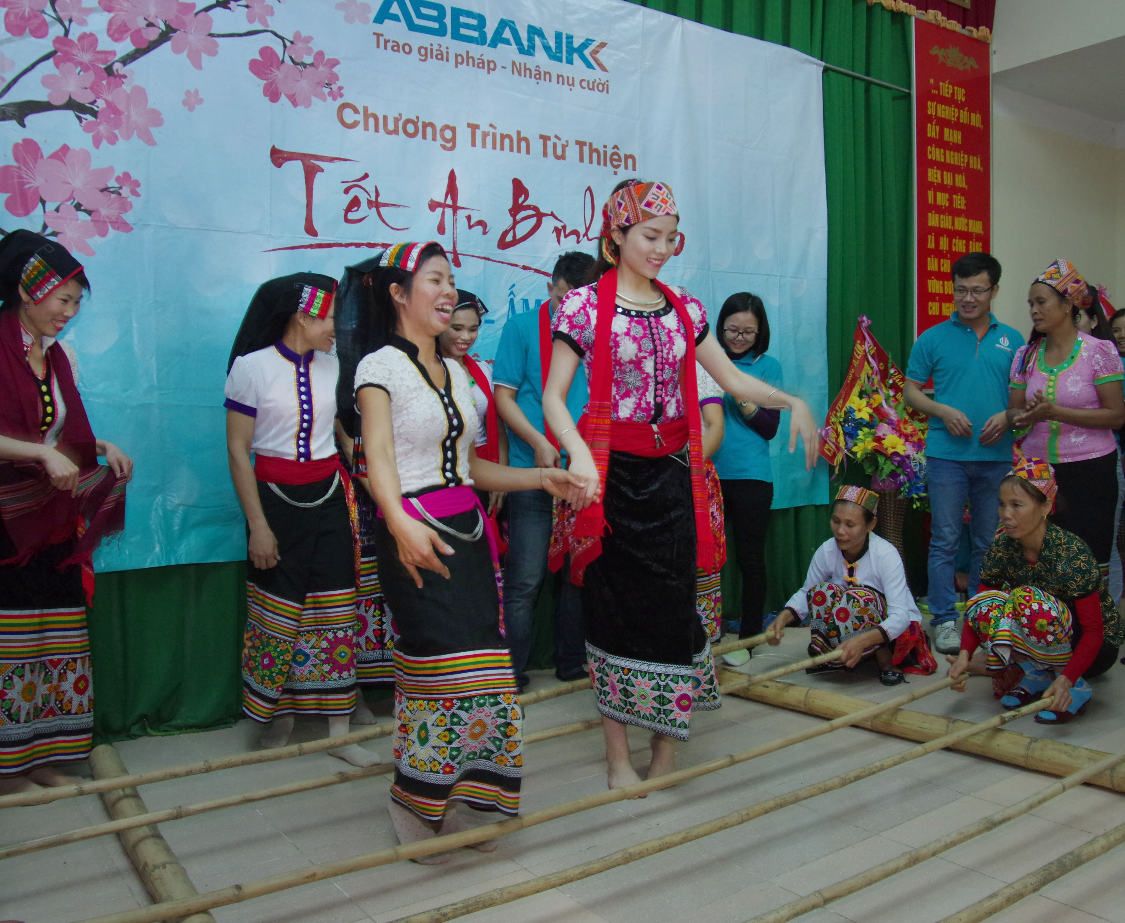 Kỳ Duy&ecirc;n thổi lửa, g&oacute;i b&aacute;nh Chưng tặng đồng b&agrave;o ngh&egrave;o người Th&aacute;i ở Con Cu&ocirc;ng - Ảnh 8.