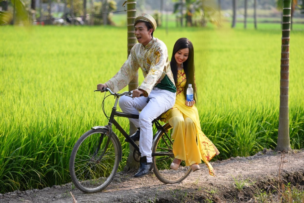 Cười thả ga với MV mừng Tết Nguy&ecirc;n Đ&aacute;n của Hồ Việt Trung - Ảnh 1.