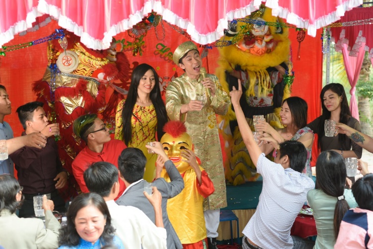 Cười thả ga với MV mừng Tết Nguy&ecirc;n Đ&aacute;n của Hồ Việt Trung - Ảnh 3.