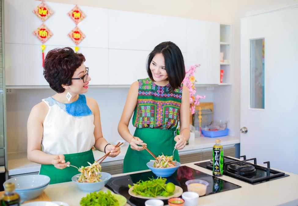 Du xu&acirc;n ẩm thực Tết c&ugrave;ng hoa hậu Hương Giang v&agrave; hot Blogger Phan Anh - Ảnh 1.