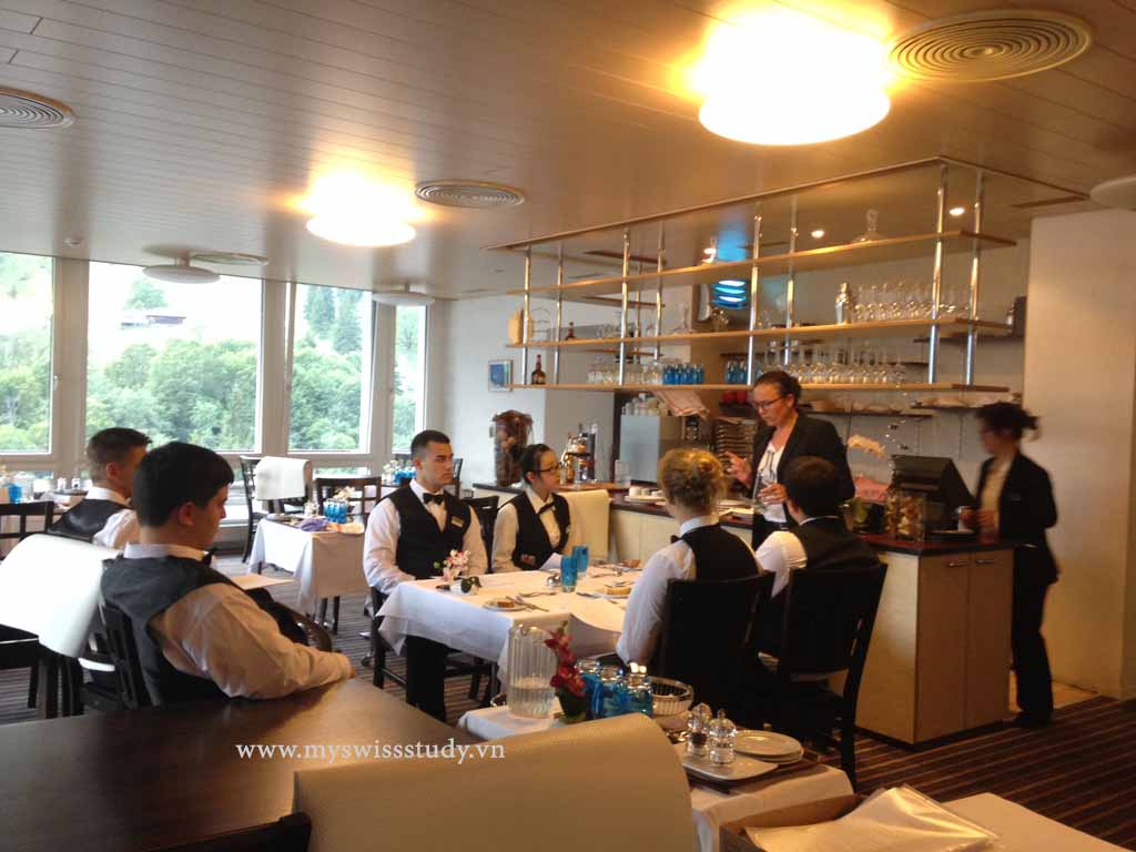 Hội thảo du học Thuỵ Sĩ, gặp tổng giám đốc tập đoàn Swiss Touches Hotels - Ảnh 2.