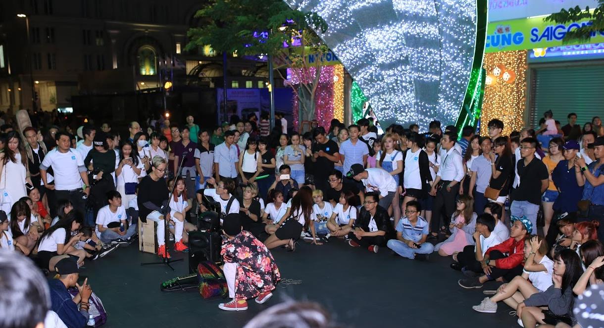 Dàn nam thanh, nữ tú “đại náo” phố đi bộ Nguyễn Huệ - Ảnh 1.