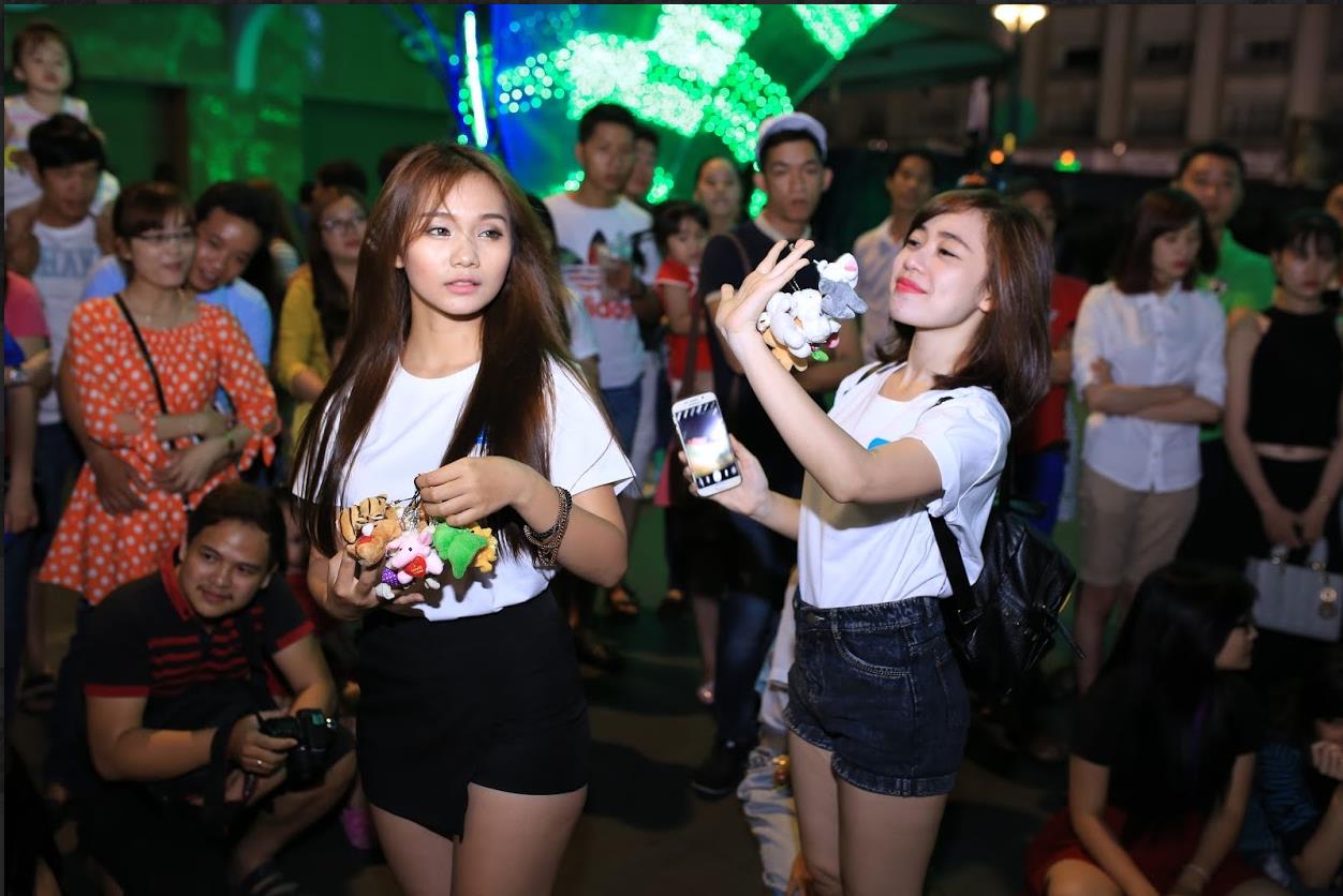 Dàn nam thanh, nữ tú “đại náo” phố đi bộ Nguyễn Huệ - Ảnh 6.