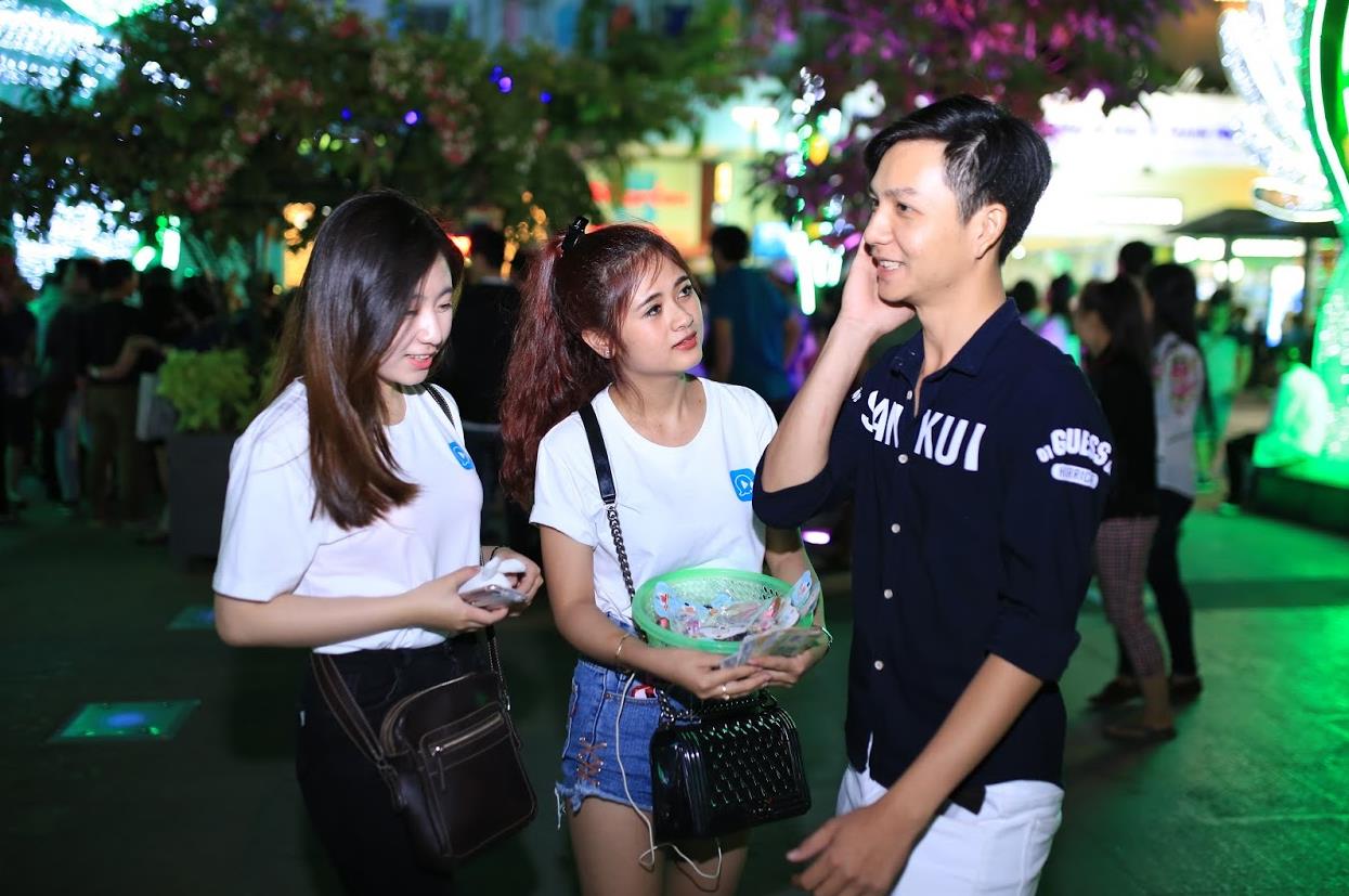Dàn nam thanh, nữ tú “đại náo” phố đi bộ Nguyễn Huệ - Ảnh 7.