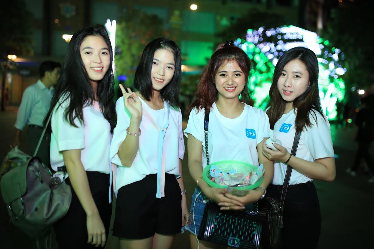 Dàn nam thanh, nữ tú “đại náo” phố đi bộ Nguyễn Huệ - Ảnh 10.